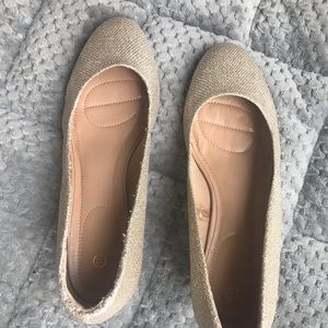 These are beautiful gold wedges. Never worn because my feet are too wide.